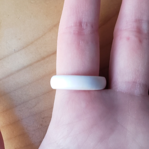 Lot of Two Handcarved Conch Shell Rings, One Dove Shell Ring and One Lotus Ring - Picture 4 of 6